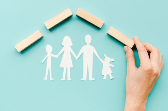 illustration d'une famille en papier sous un toit