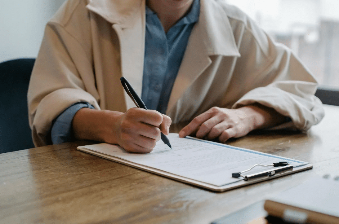 femme en train de répondre à un questionnaire papier