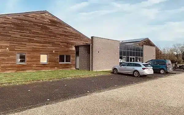 photo du parking devant une facade en bois