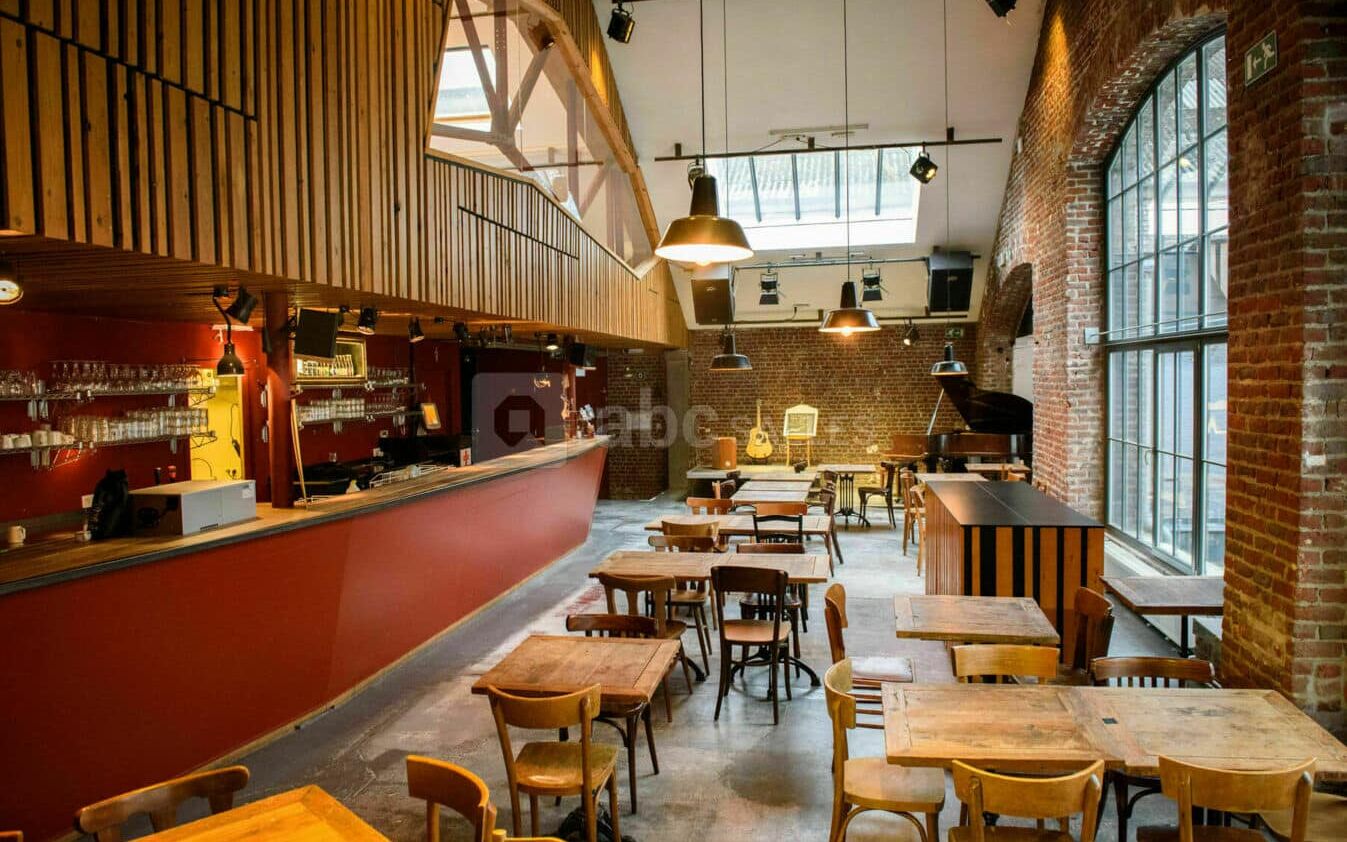 photo d'un bar vide éclairé par de la lumière naturelle